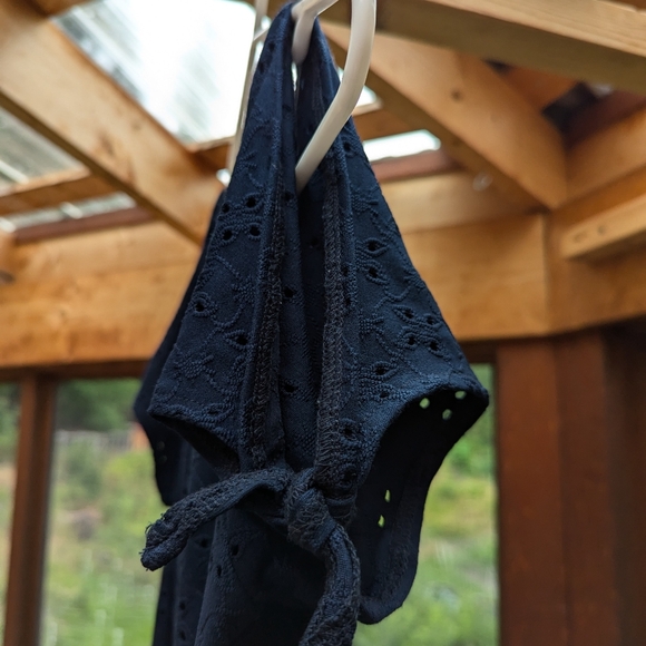 Eyelet top with cold shoulder sleeves - Picture 3 of 3